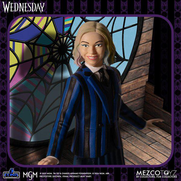 Eine Wednesday-Sammelfigur. Es ist eine weibliche Figur mit gestreifter Jacke.