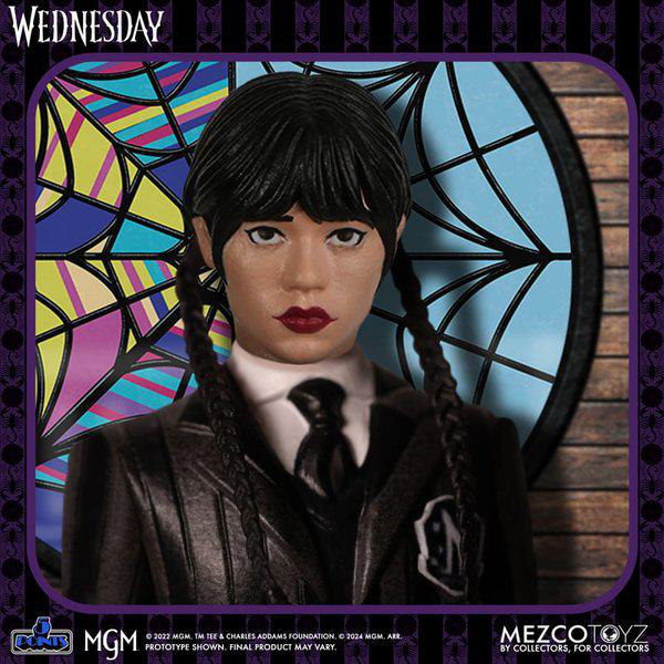 Eine Wednesday Addams Figur. Sie hat Zöpfe und trägt ein schwarzes Kleid. Der Hintergrund ist lila.