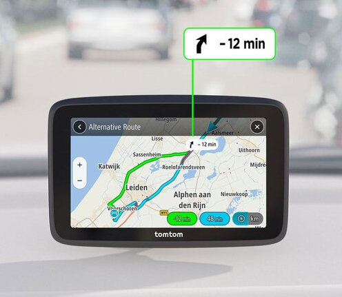 Deska rozdzielcza samochodu z GPS pokazującym alternatywną trasę, z zieloną strzałką.