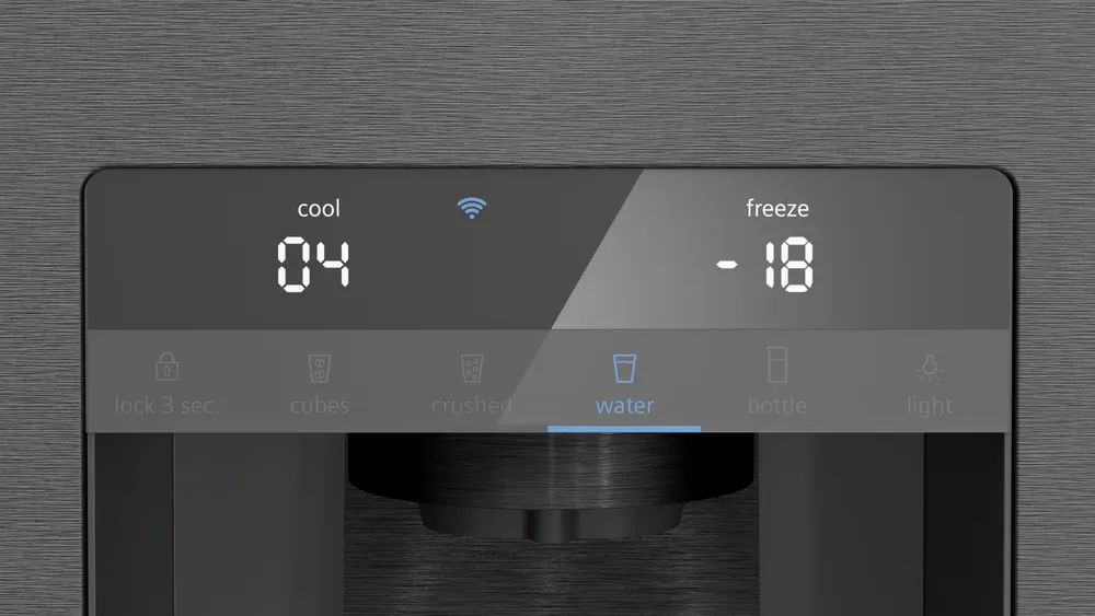 Kühlschrank-Bedienfeld mit Digitalanzeige, die Temperatur und Funktionen wie Wasser, Eis und Licht anzeigt.