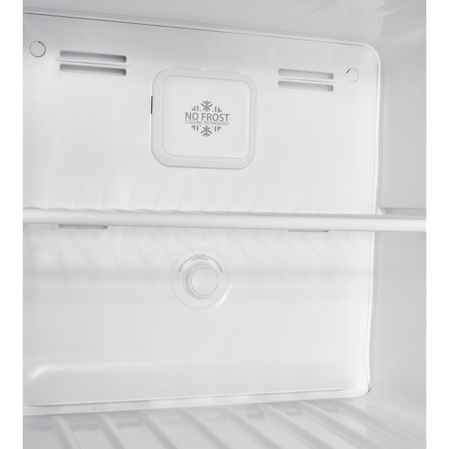 L'interno di un frigorifero con ripiani e un logo 'No Frost'. Sfondo bianco.