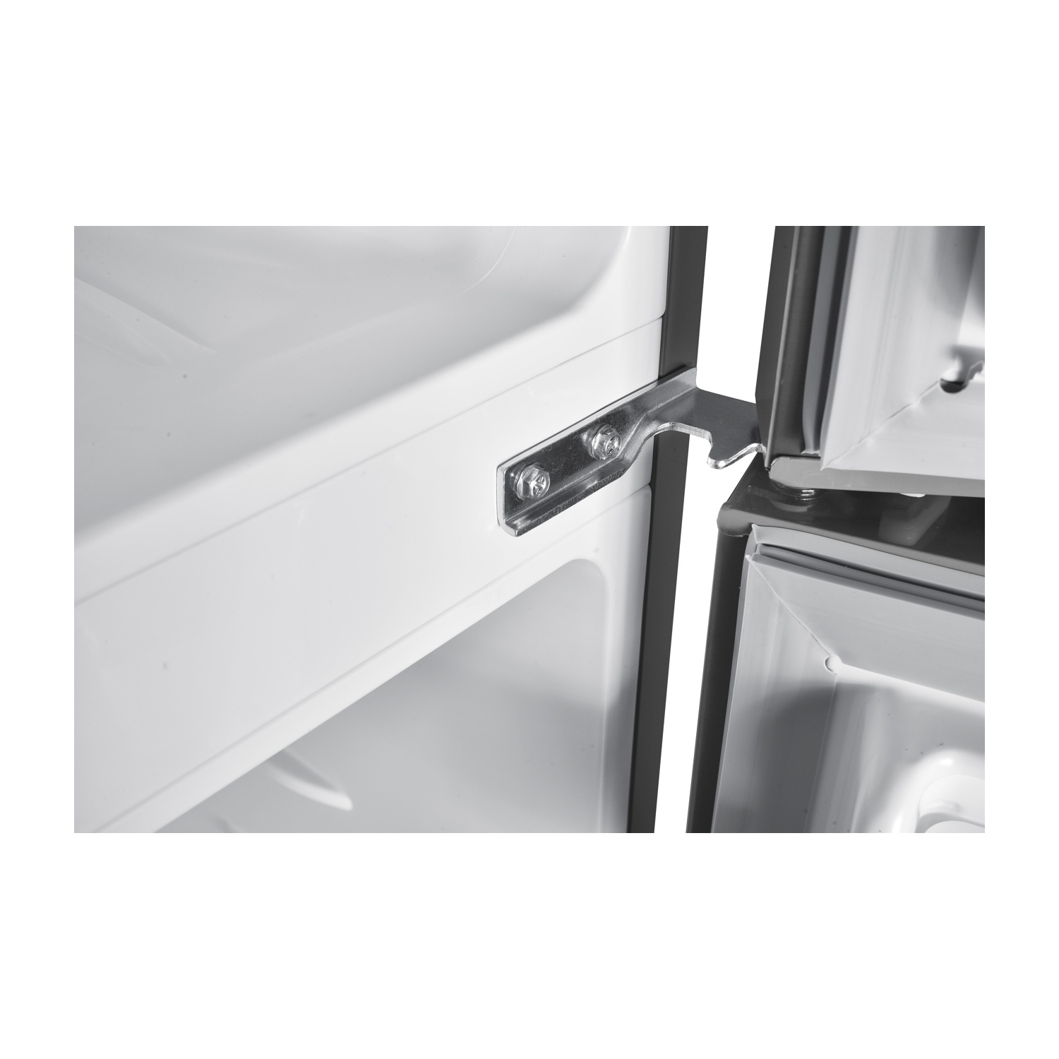 Cerniera della porta del frigorifero. Cerniera in metallo con viti fissata all'interno bianco del frigo.