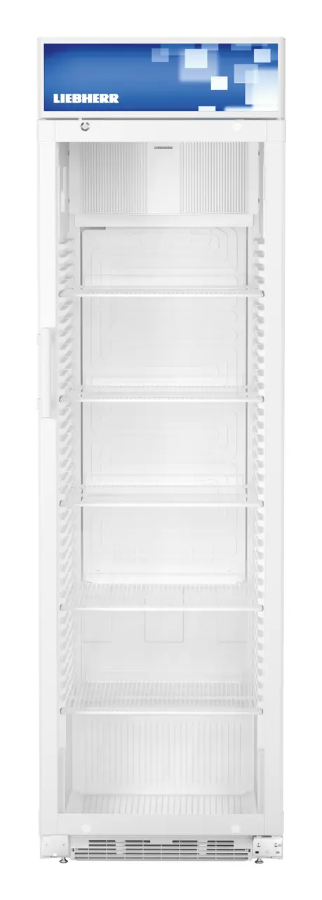 Hoher weißer Liebherr-Kühlschrank mit offener Tür, der Regale zeigt.