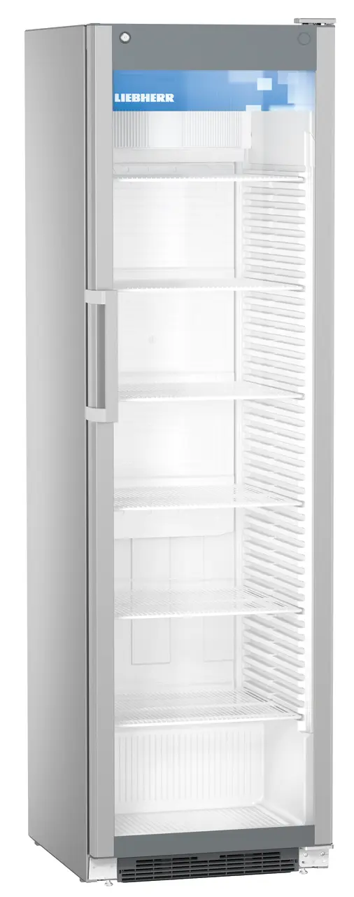 Hoher, silberner Liebherr-Kühlschrank. Glastür, Innenregale sichtbar.