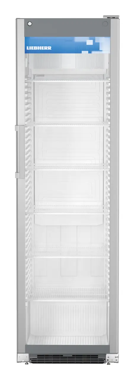 Ein hoher, silberner Liebherr-Kühlschrank mit mehreren Regalen. Die Tür ist leicht geöffnet.