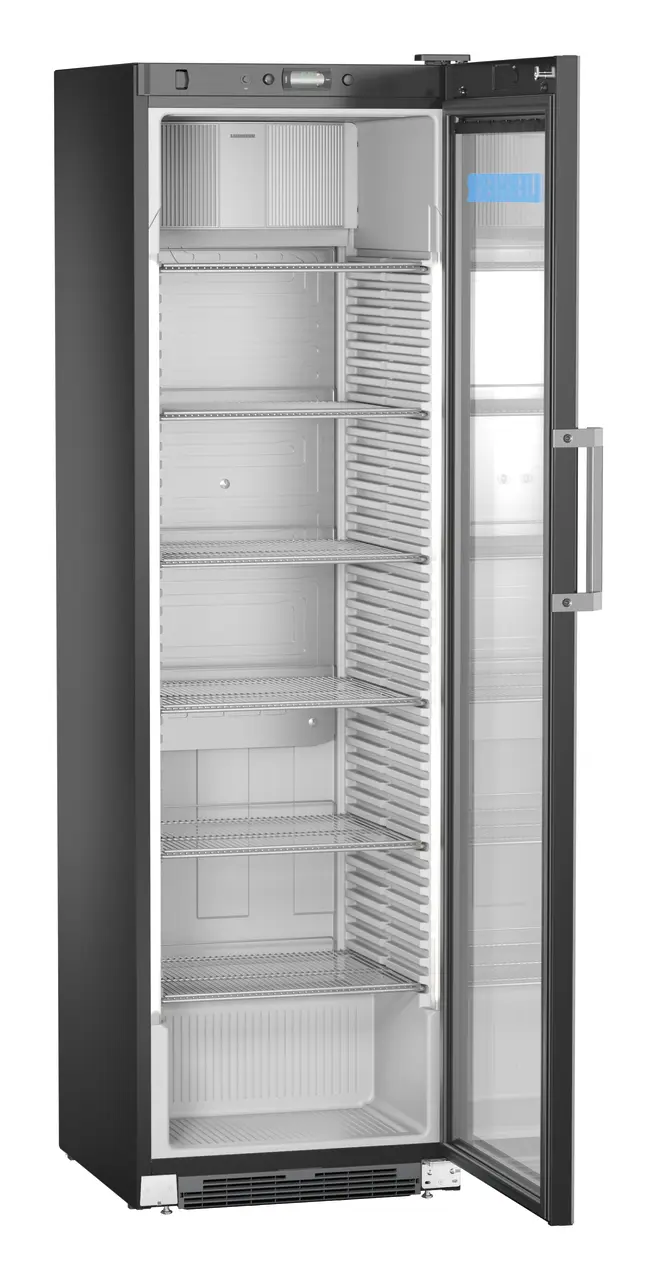 Ein schwarzer Kühlschrank mit offener Tür, zeigt Regale und Innenbeleuchtung.