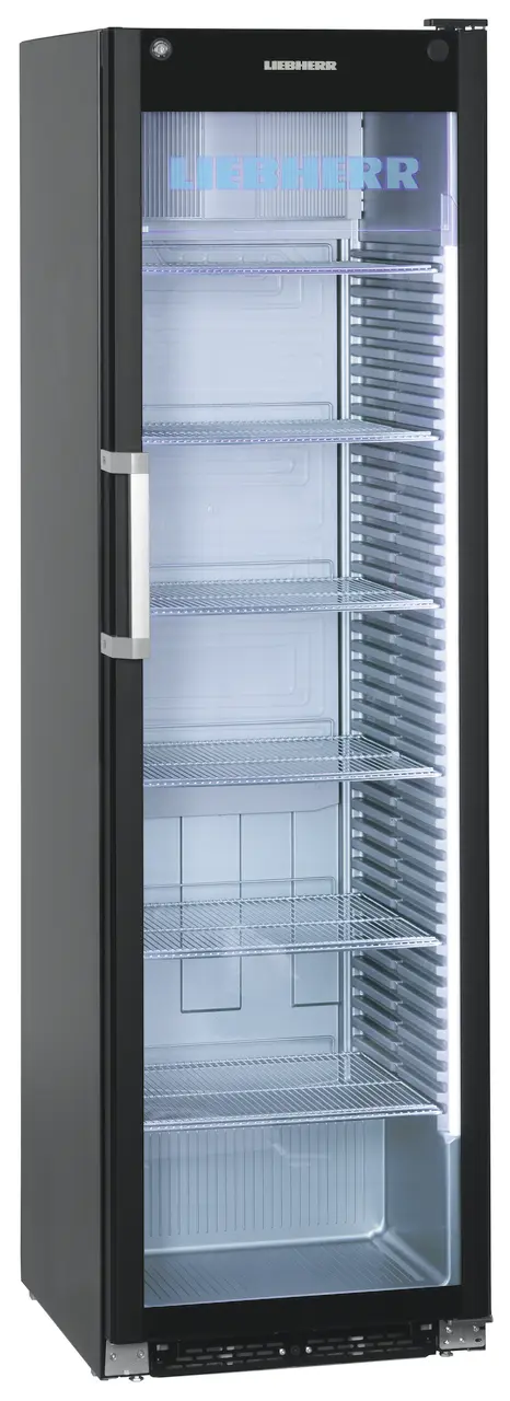 Hoher schwarzer Liebherr-Kühlschrank mit Glastür, Regalen und Innenbeleuchtung.