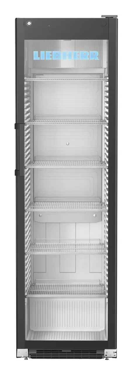 Hoher schwarzer Kühlschrank mit Liebherr-Logo, zeigt Innenregale.