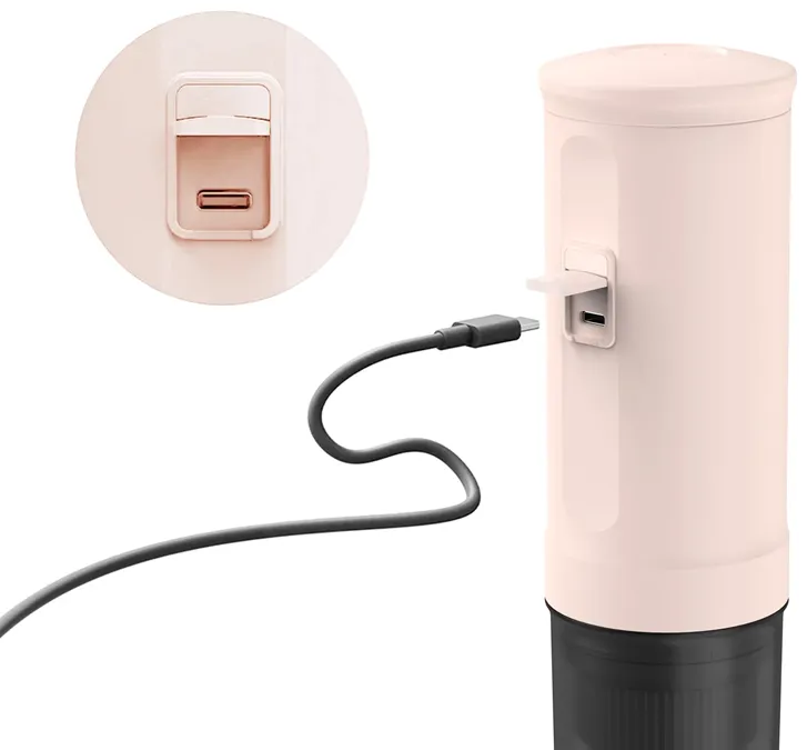 Rózsaszín töltő USB-C porttal és csatlakoztatott fekete kábellel. A kábel a konnektorba megy.
