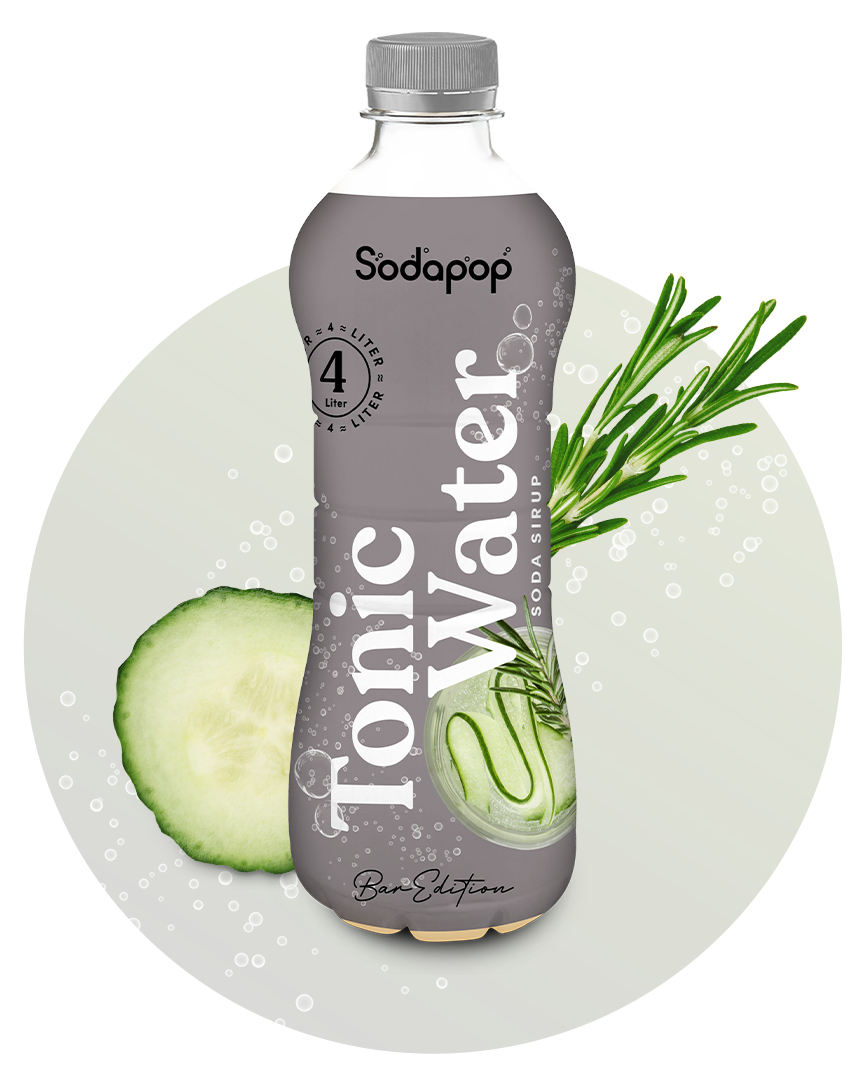 Flasche Tonic Water Soda Sirup, Gurkenscheibe und Rosmarin.
