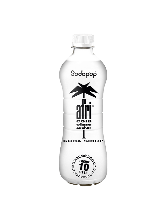 Eine weiße Flasche Afri Cola-Sirup. Das Etikett zeigt Afri Cola, mit Text.