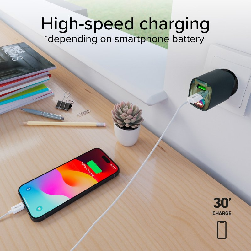 Telefon ładujący się na drewnianej powierzchni, z sukulentem, ładowarką i tekstem 'High-speed charging'.