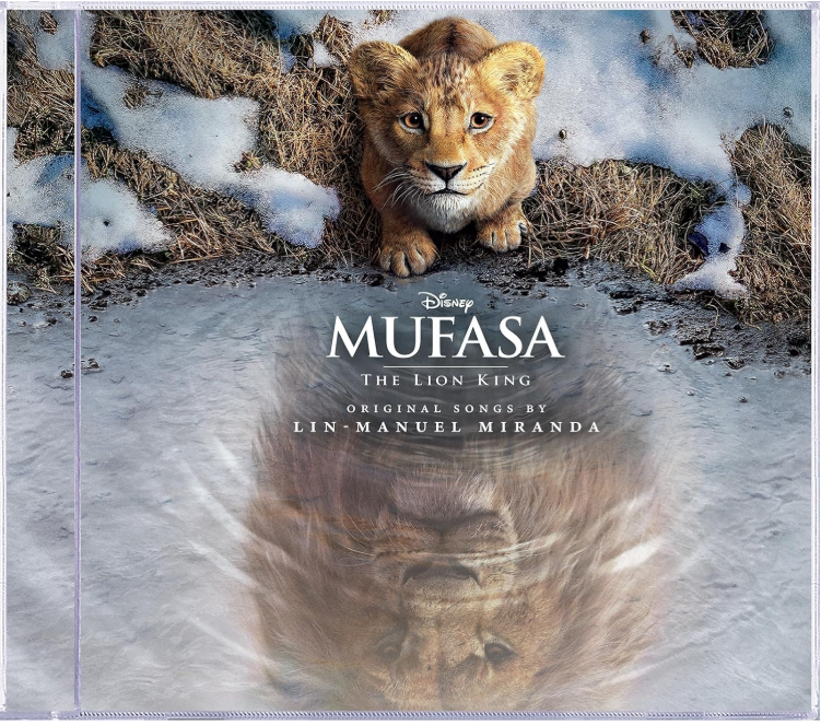 Löwenjunges mit Spiegelung im Wasser auf dem Cover des Soundtracks „Mufasa: The Lion King“.