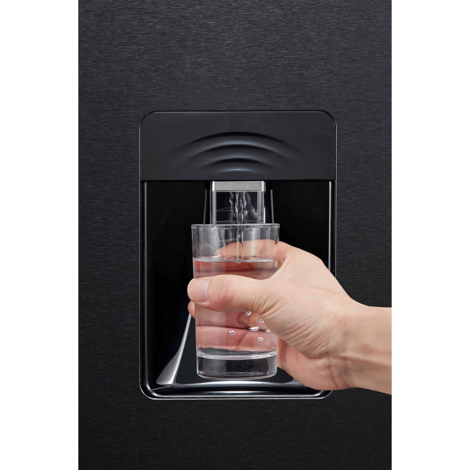 Une main remplit un verre d'eau d'un distributeur noir.
