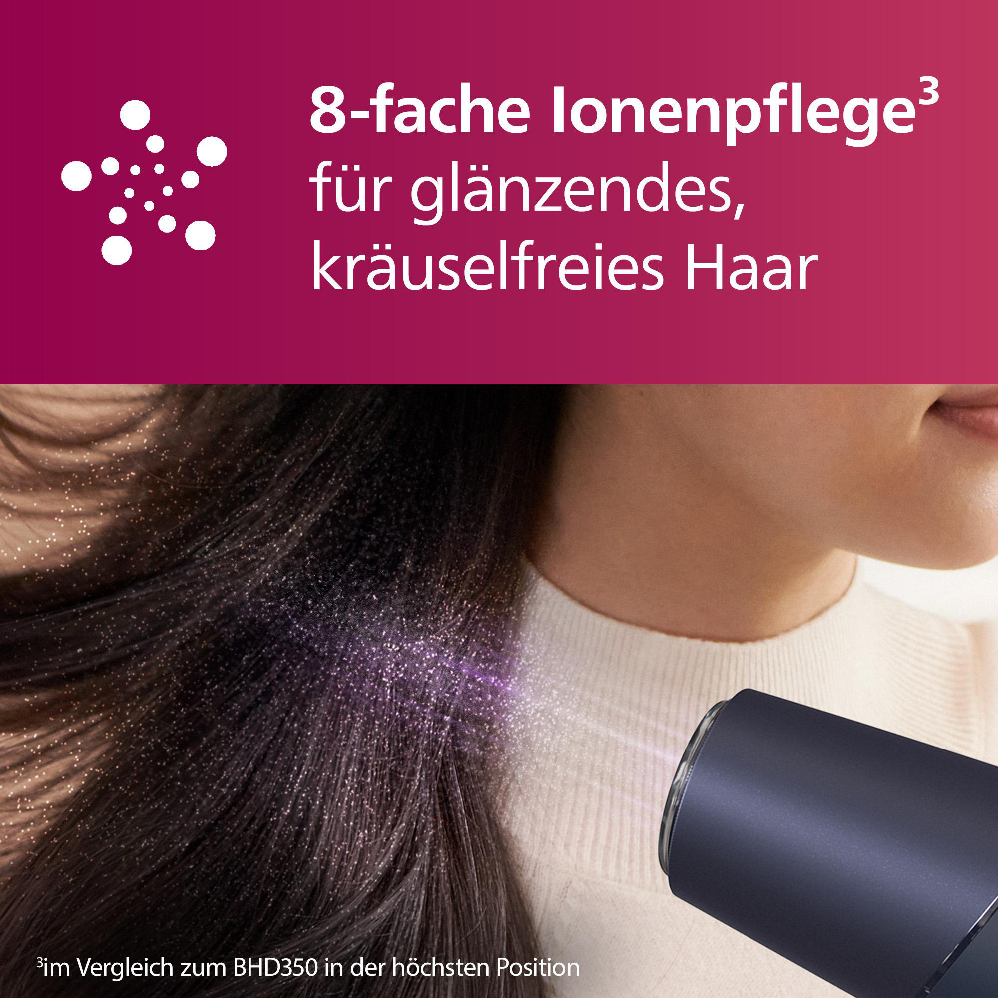 Frau benutzt einen Haartrockner. Text wirbt für 8-fache Ionenpflege. Der Hintergrund ist dunkelviolett.