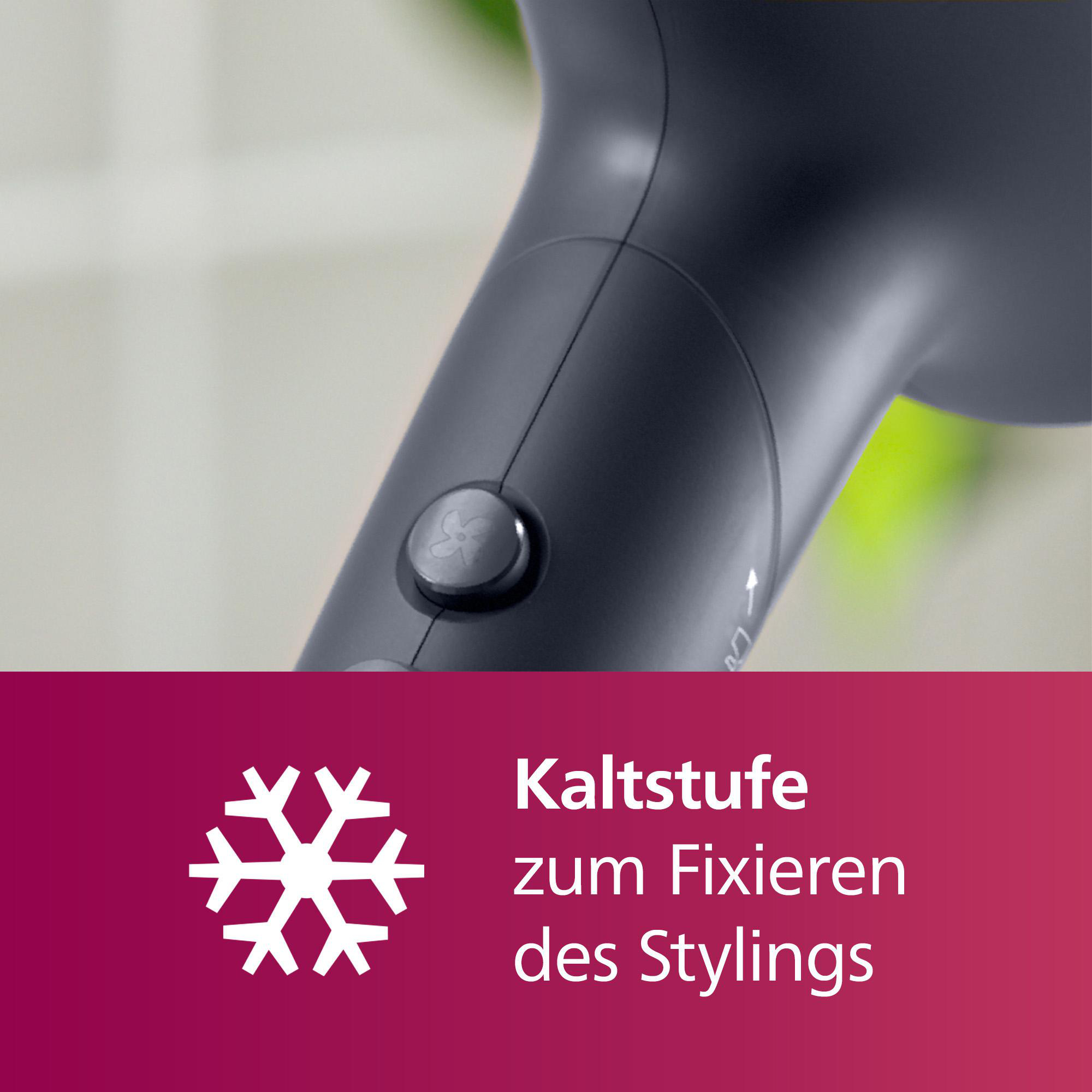 Nahaufnahme eines Haartrockners mit Schneeflockensymbol und den Worten 'Kaltstufe zum Fixieren des Stylings'.