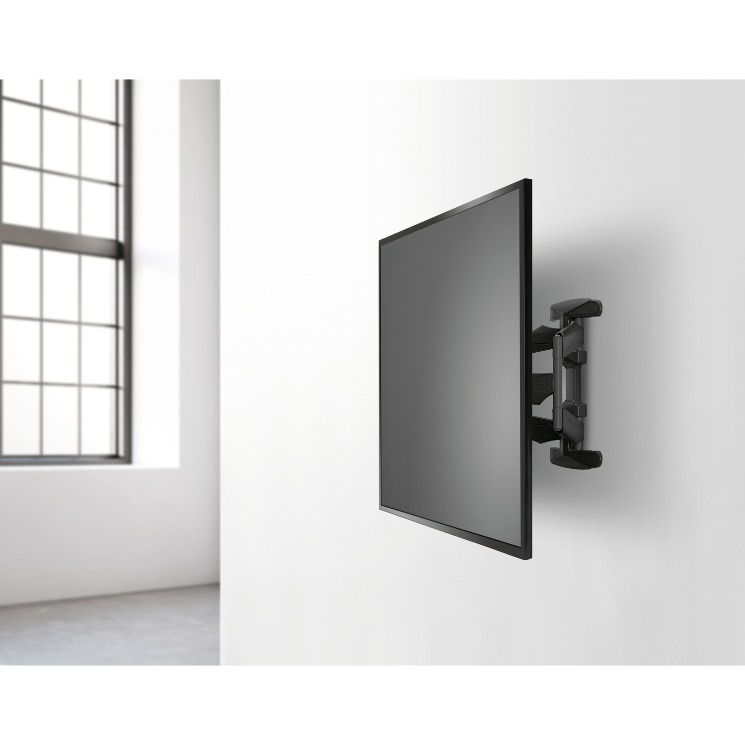 Tv aan de muur gemonteerd. De tv is zwart, de houder is zwart en de muur is wit.
