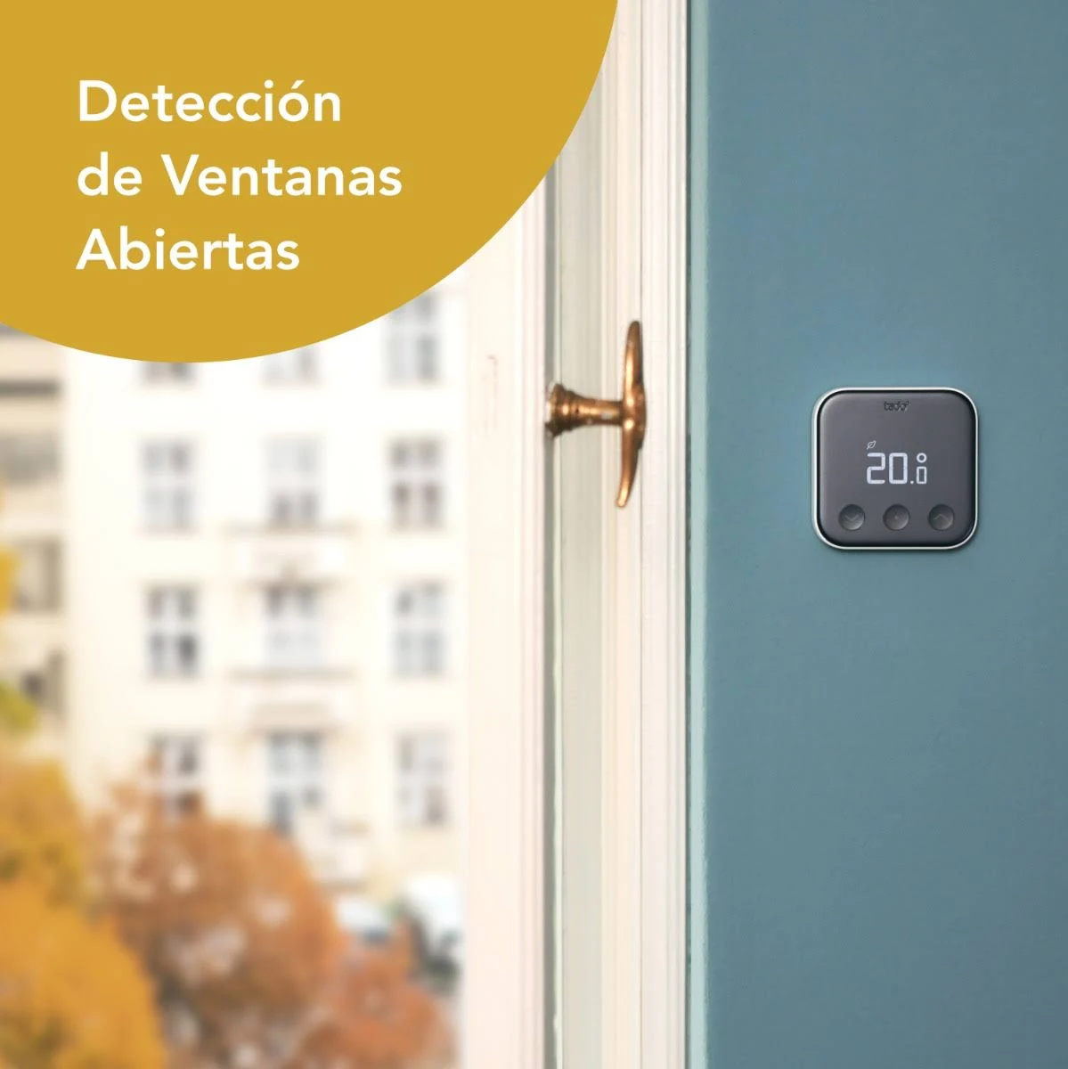 Un termostato digital en una pared azul cerca de una ventana.