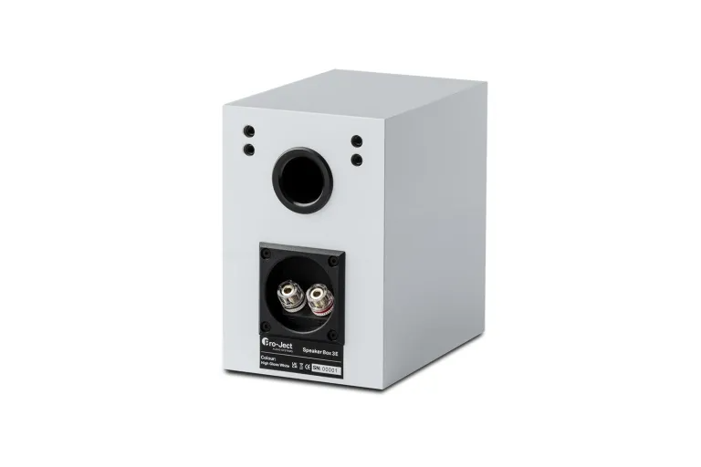 Weiße Pro-ject Lautsprecherbox, Rückseite mit Anschlüssen, Logo.