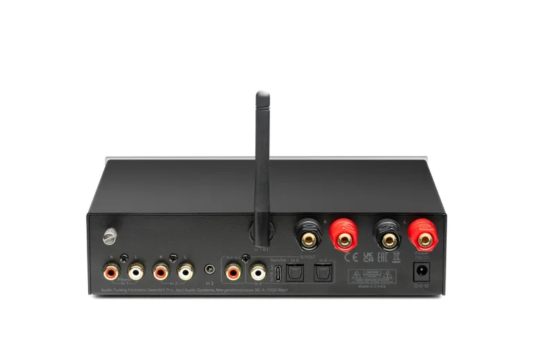 Rückansicht eines Audio-Receivers mit Ein- und Ausgängen, schwarz.