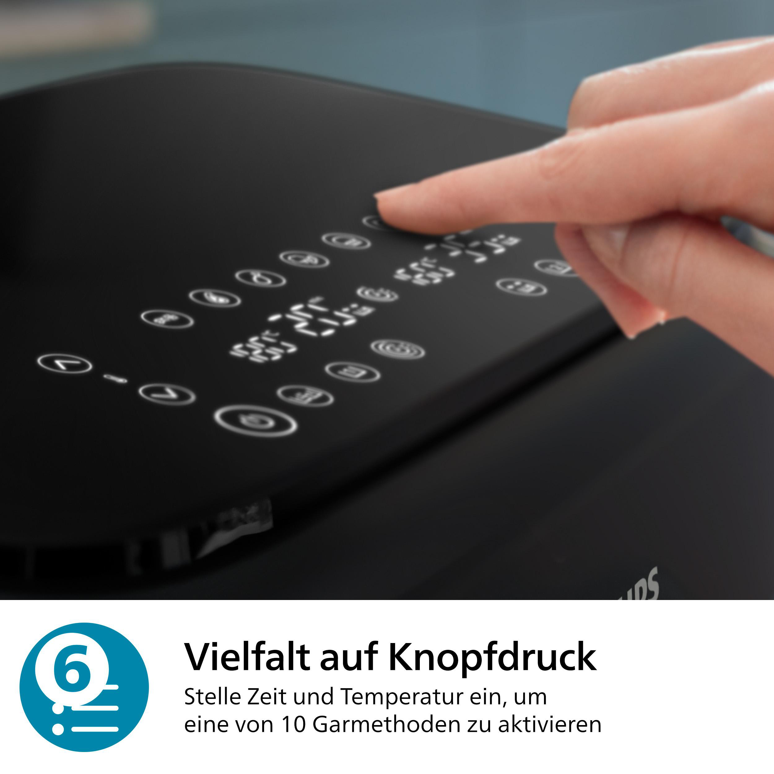 Eine Hand drückt eine Taste auf einer schwarzen Heißluftfritteuse. Die Fritteuse hat ein Display und Text '6'.
