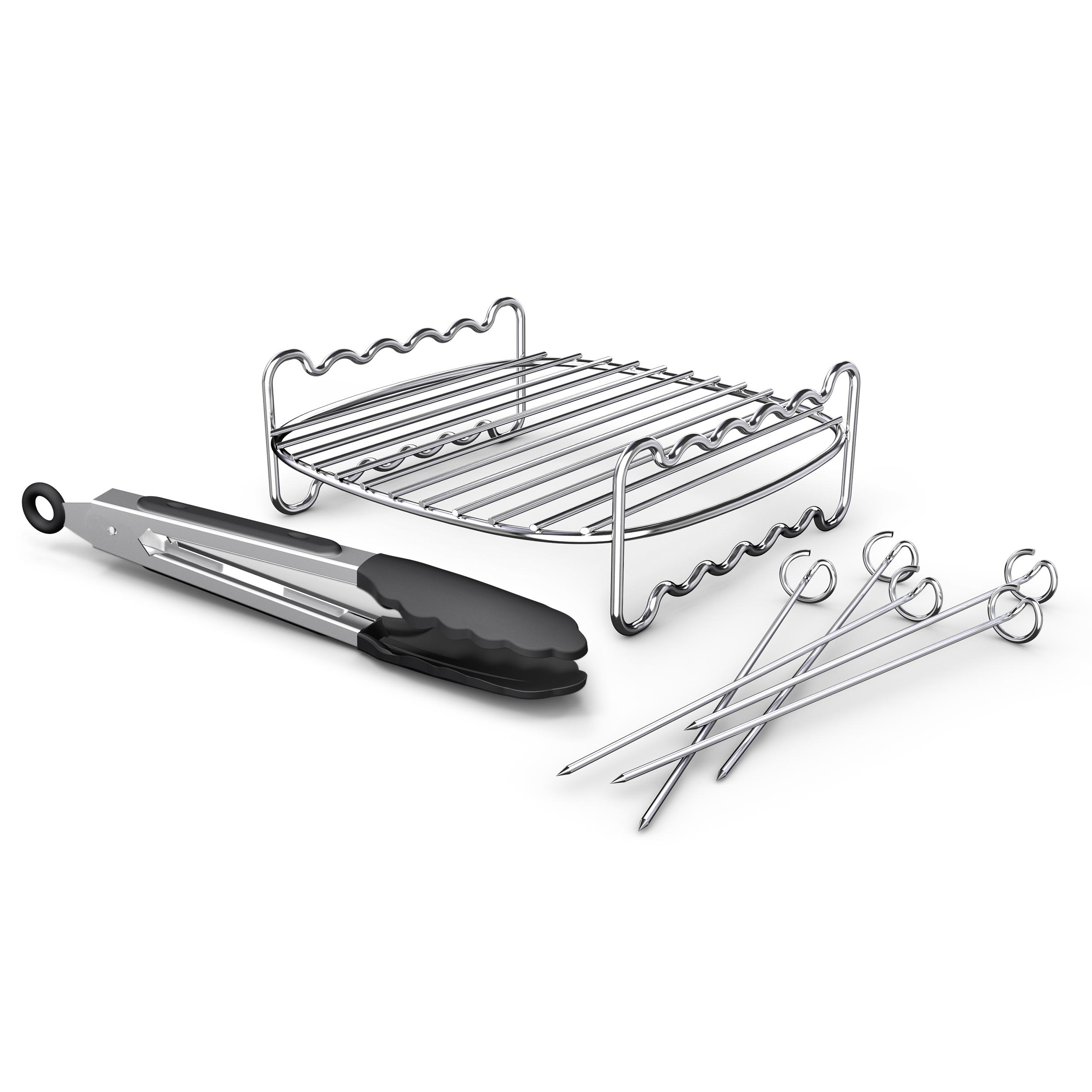 Grillset: Zange, Spieße und ein silberner Grill auf weißem Grund.