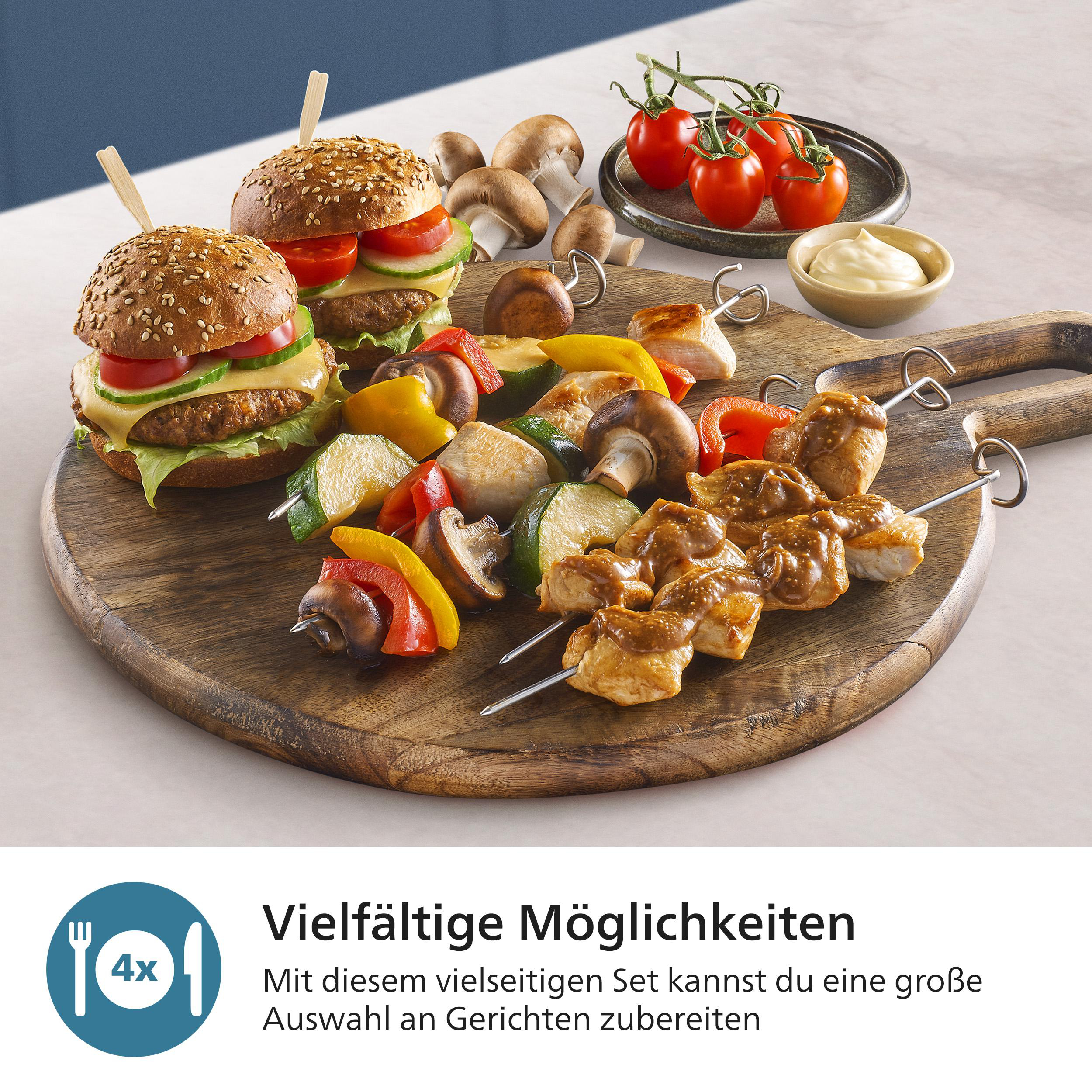 Holzbrett mit Burgern, Spießen und Gemüse. Weißer Hintergrund.