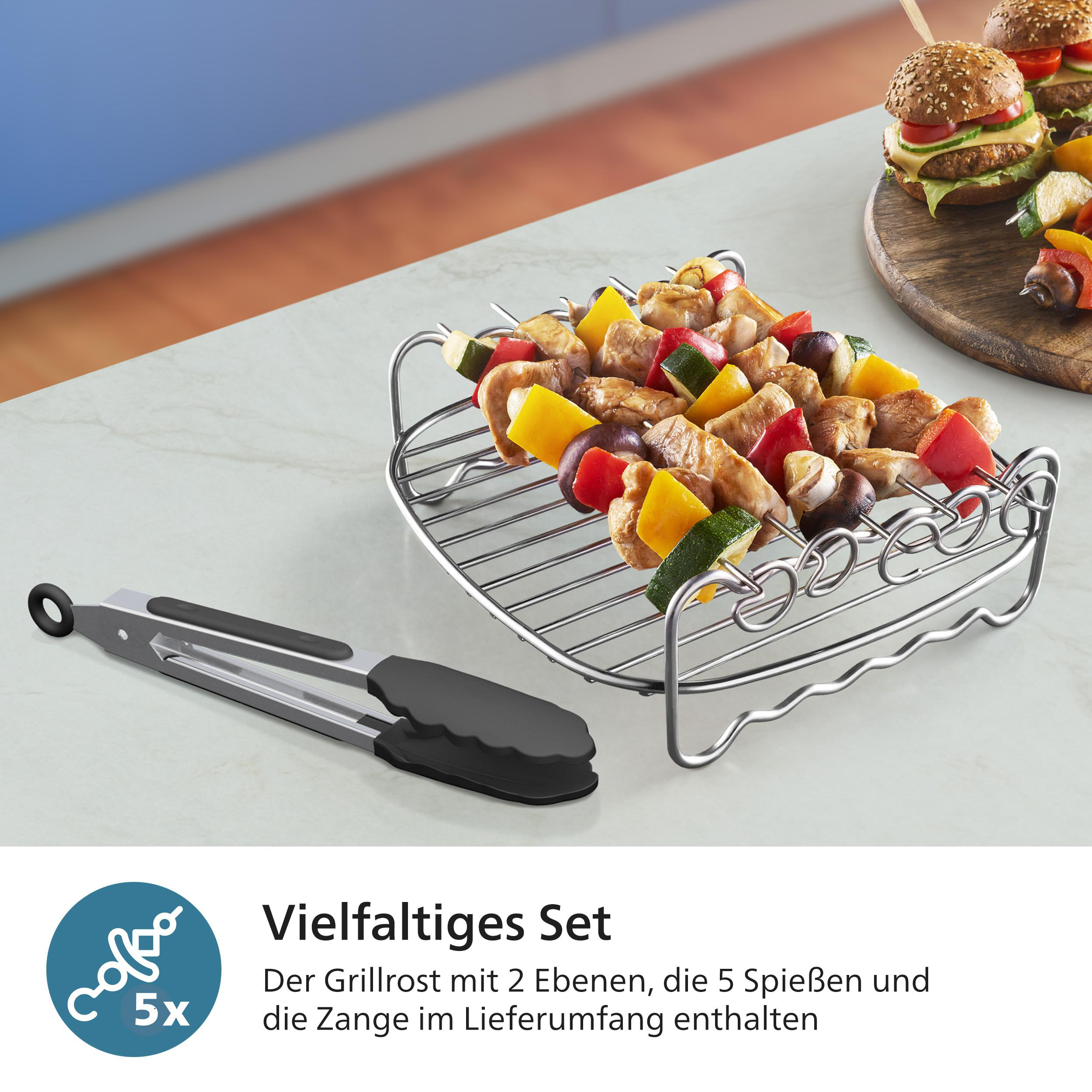 Spieße mit Essen auf einem Grill, mit Zange und Text.