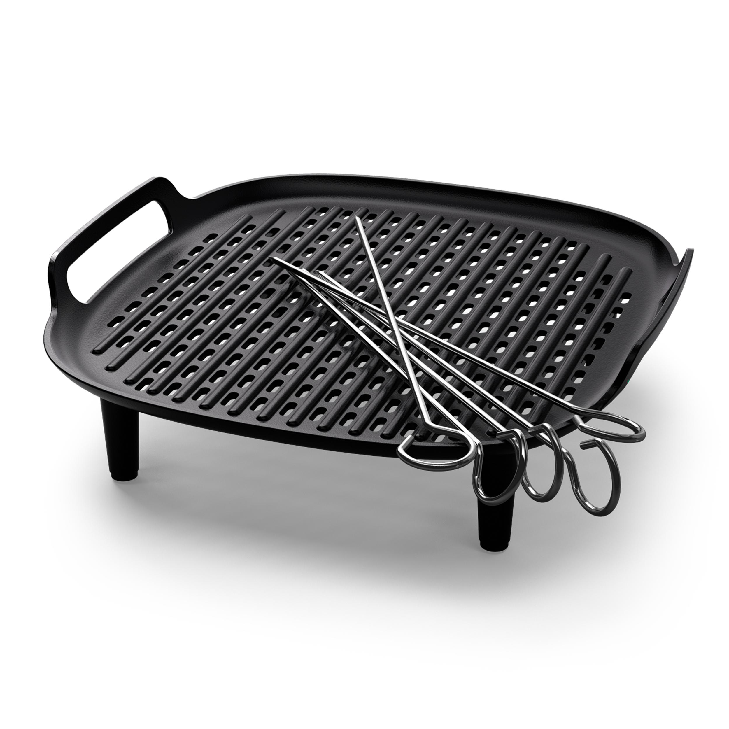 Schwarze Grillpfanne mit Spießen. Weißer Hintergrund.