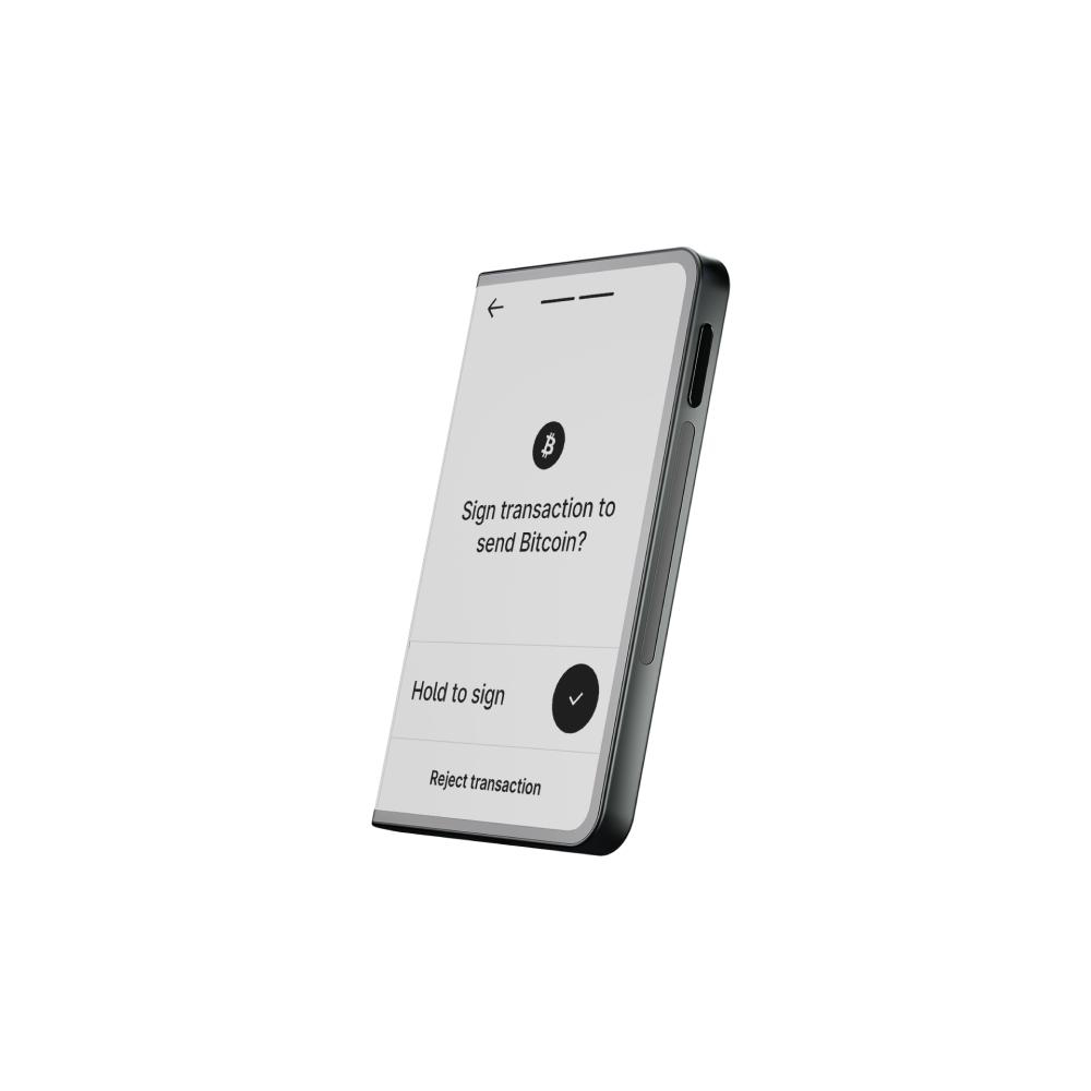 Mobiles Gerät mit Bitcoin-Transaktionsaufforderung. Weißer Hintergrund, schräge Ansicht.
