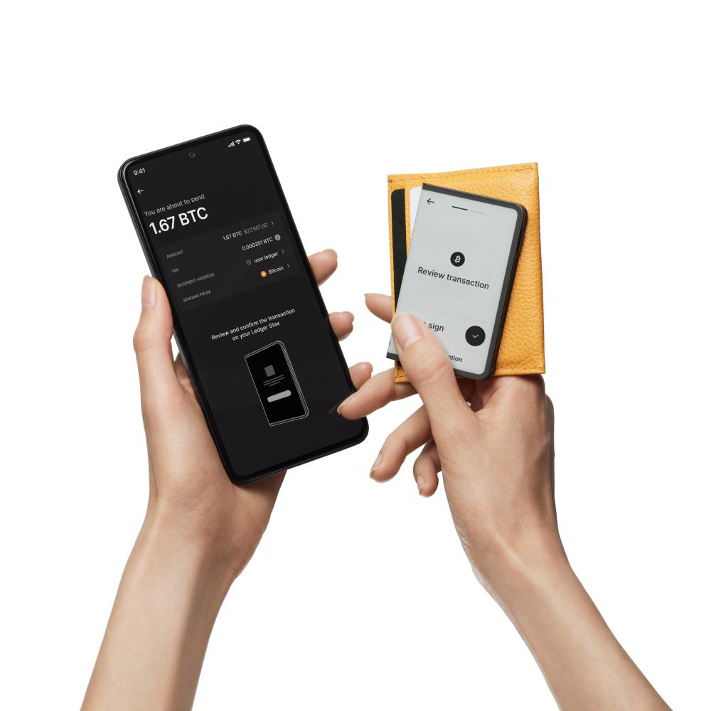 Hände halten ein Telefon und eine digitale Geldbörse. Telefon zeigt Transaktionsdetails. Weißer Hintergrund.