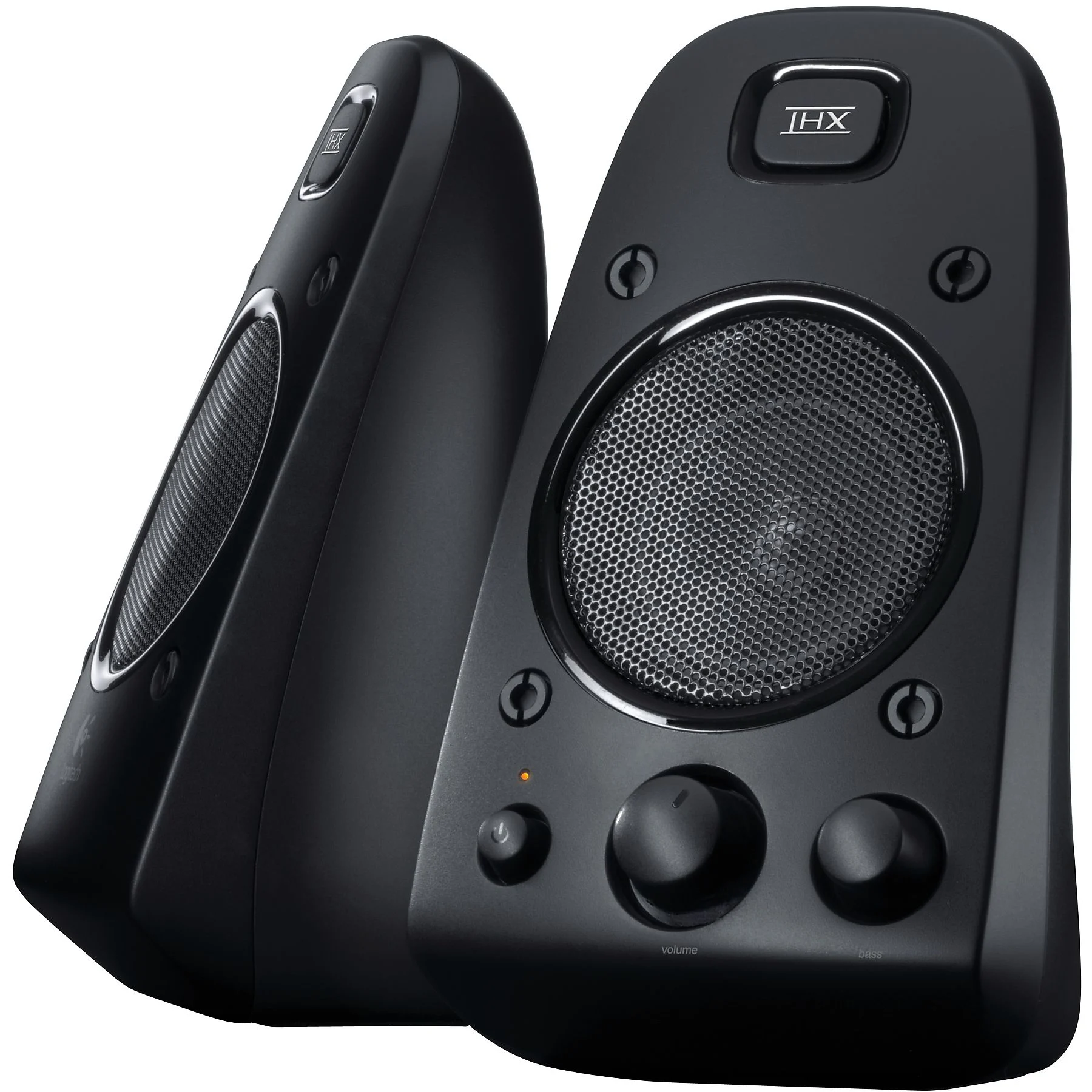 Zwei schwarze Logitech-Lautsprecher mit silbernem Grill und THX-Logo. Die Lautsprecher sind abgewinkelt.
