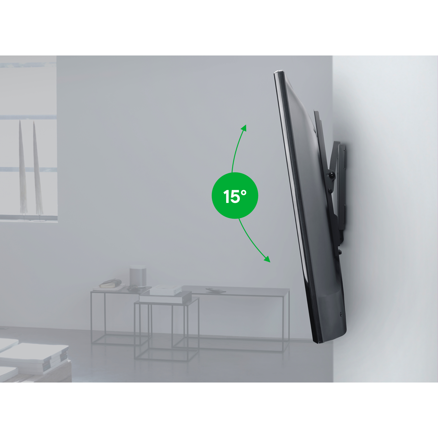 Zwarte tv aan de muur gemonteerd, met een groene pijl die een draai van 15 graden aangeeft.