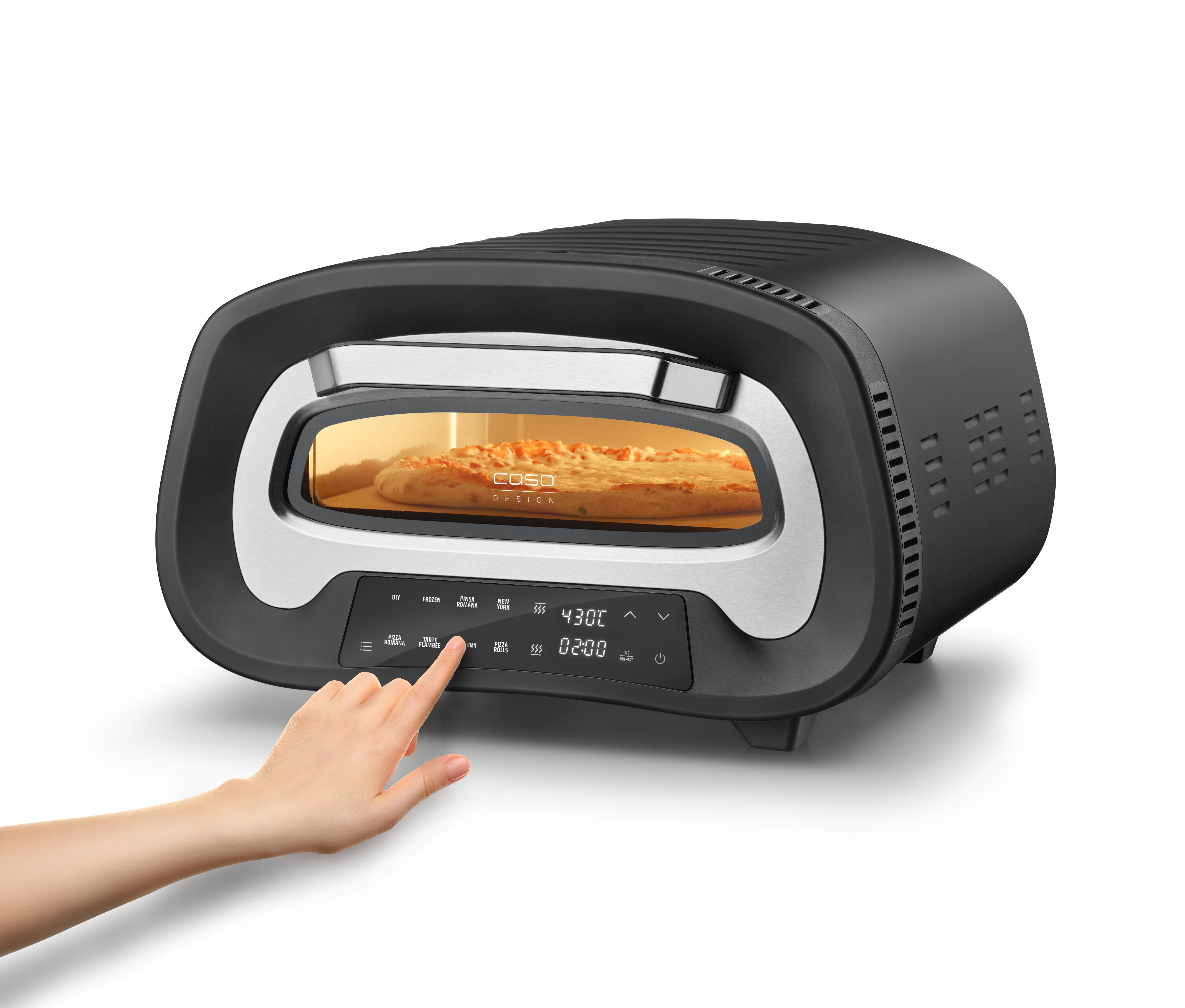 Schwarzer Pizzaofen mit Pizza, Hand drückt Knopf am Bedienfeld.