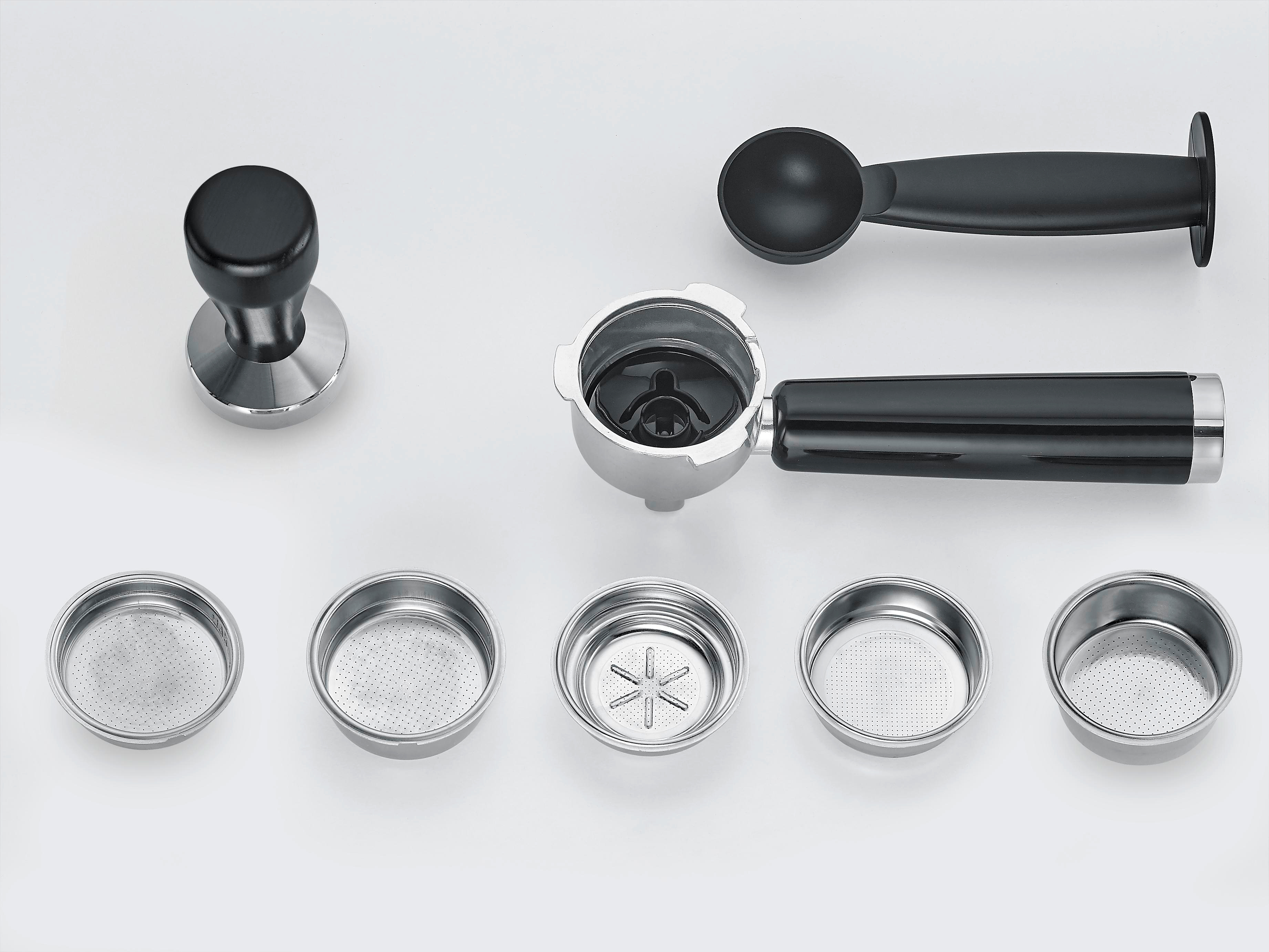 Espressomaschinenzubehör: Tamper, Siebträger und Filterkörbe.