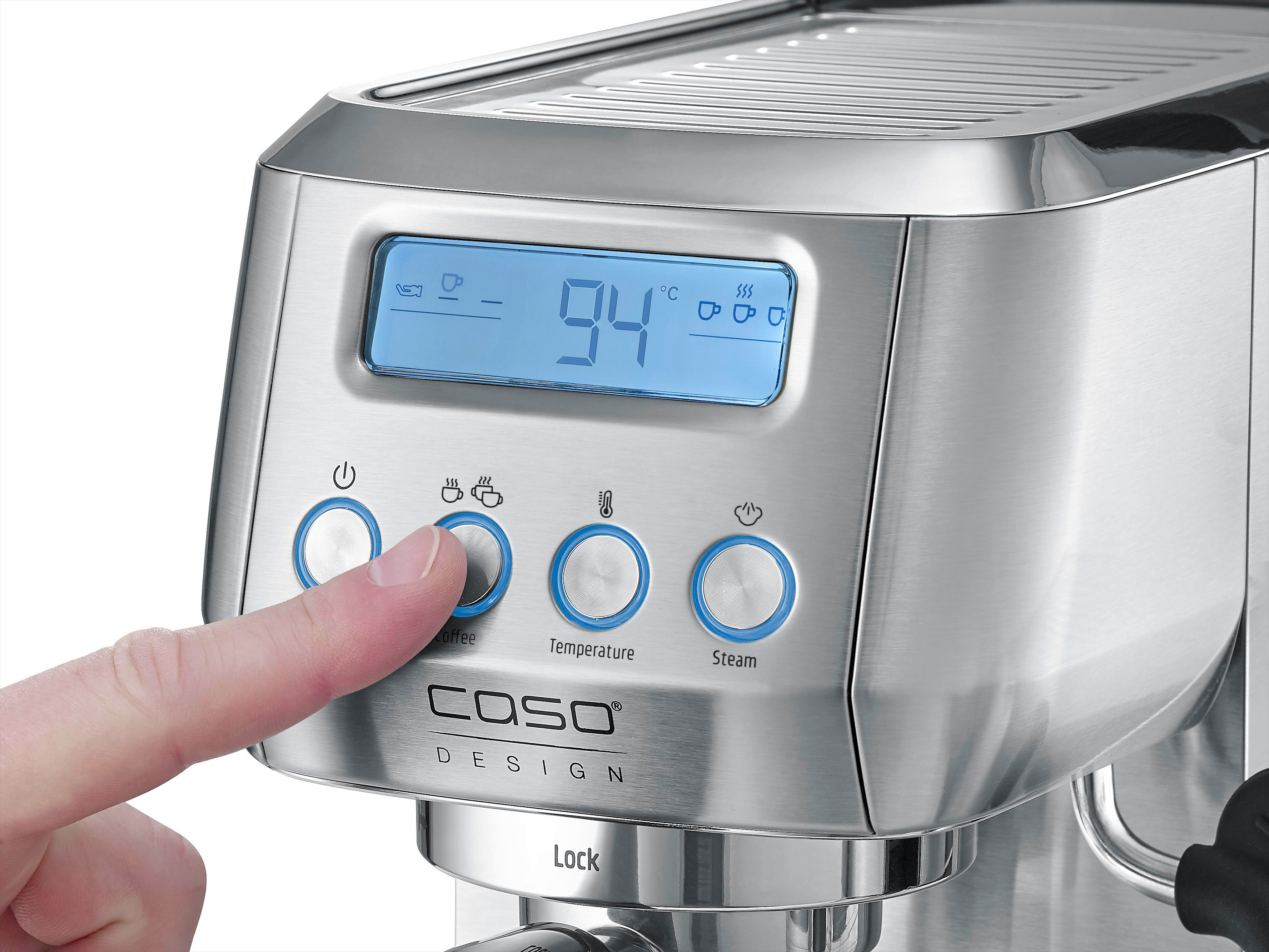 Ein Finger drückt die Kaffee-Taste auf einer silbernen Espressomaschine.