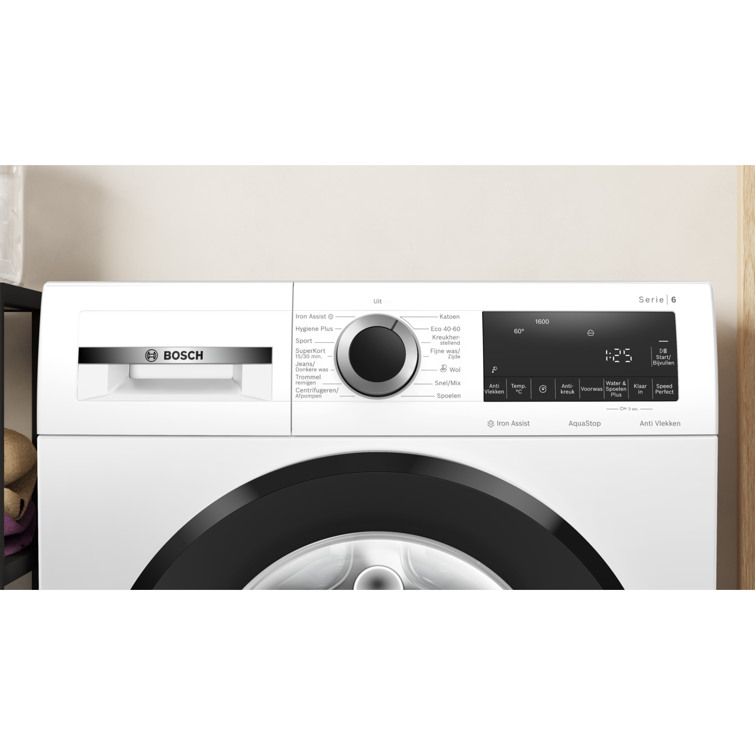 Witte wasmachine met een zwarte deur en bedieningspaneel. BOSCH-logo.