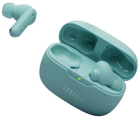 Jasnoniebieskie słuchawki JBL i etui ładujące. Jedna słuchawka jest poza etui, a druga w środku.