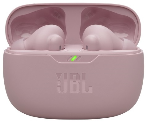Różowe słuchawki JBL znajdują się w etui ładującym, z widocznym zielonym światłem.