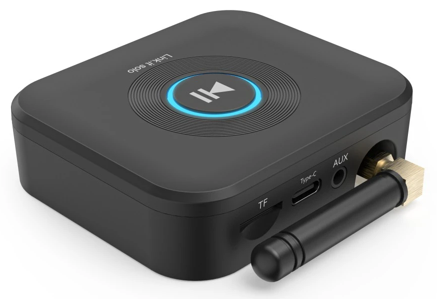 Fekete Bluetooth audio vevő, különböző portokkal és egy lejátszás/szünet gombbal.