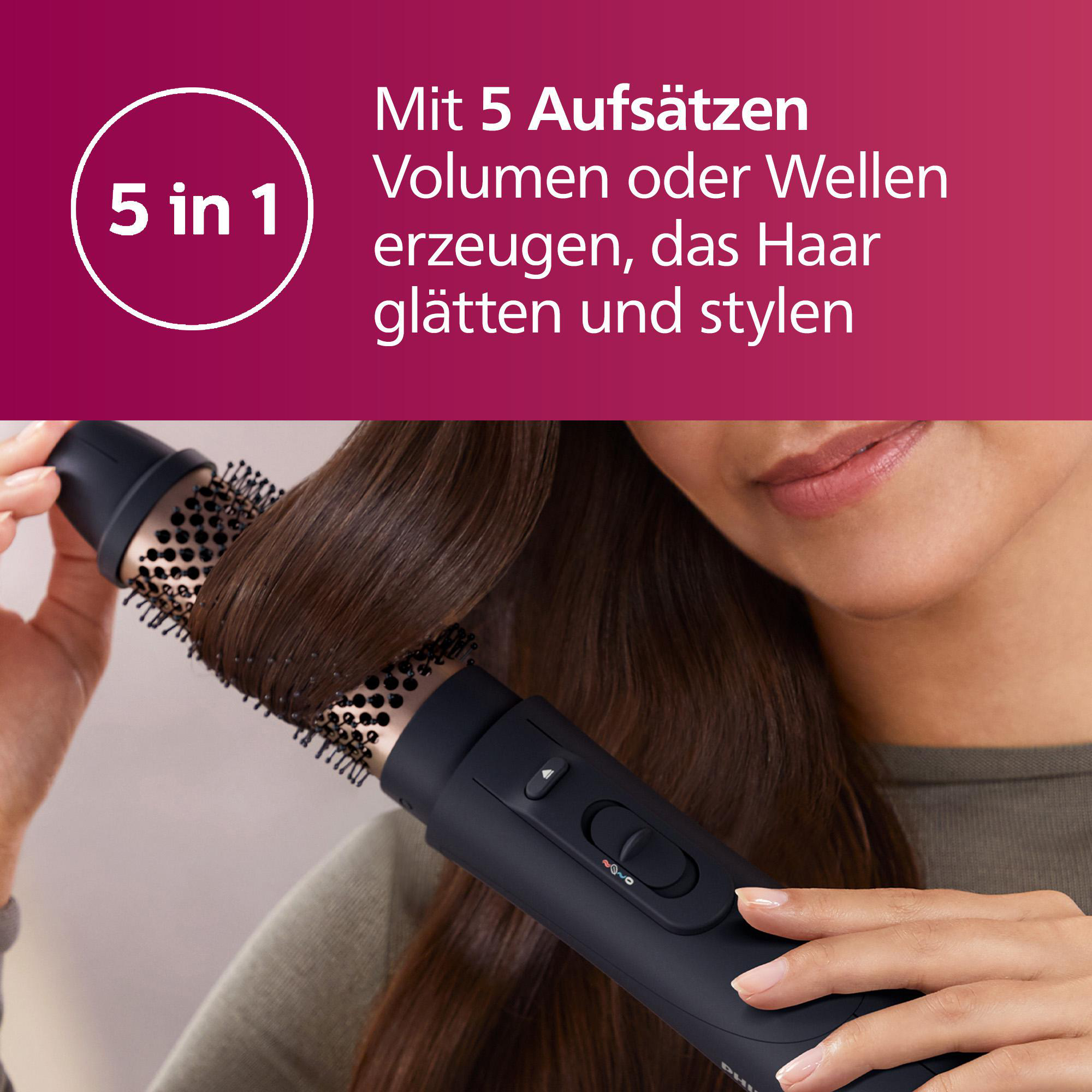 Frau, die eine schwarze Haarstylingbürste verwendet. Ein Text zeigt 5-in-1-Funktion an.