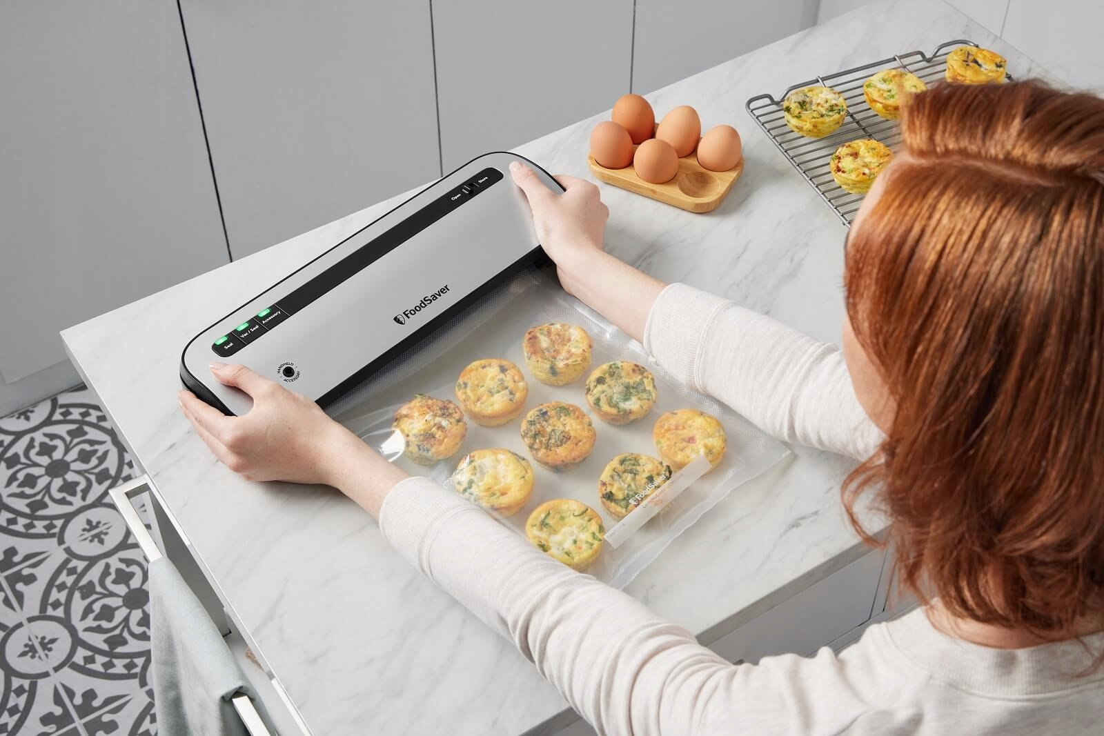 Mężczyzna nosi naszyjnik z urządzeniem Ledger. Ma na sobie kurtkę i t-shirt.