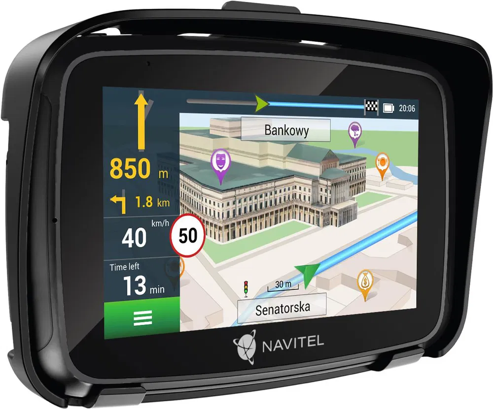 GPS navigációs eszköz, a képernyő egy térképet mutat az útbaigazítással. Fekete eszköz napellenzővel.