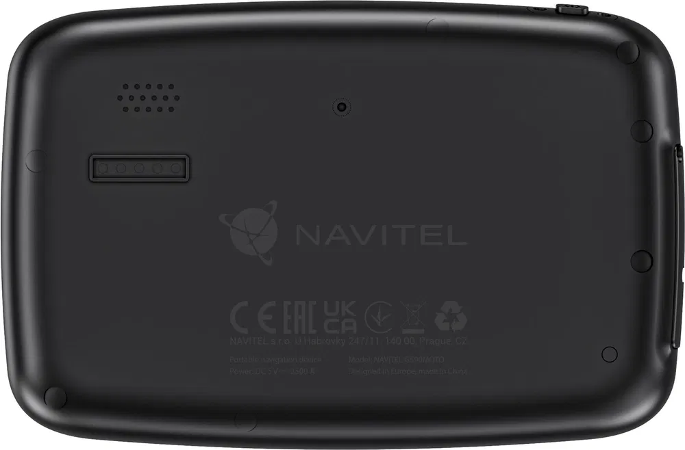Fekete GPS-készülék, hátulnézet. Logók és szöveg látható.