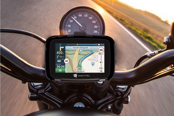 Motoros műszerfal GPS képernyővel, térképpel és útvonaltervekkel.