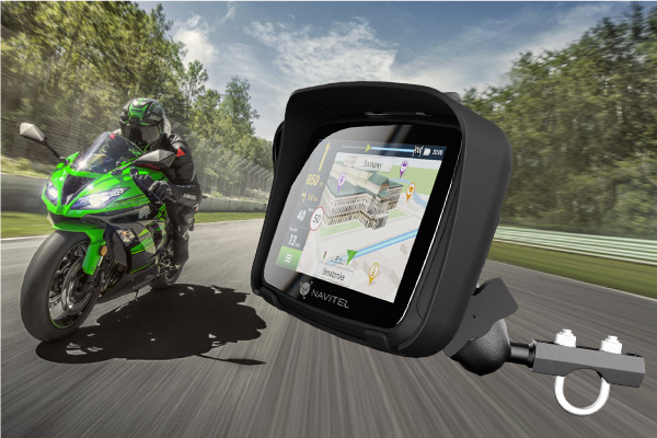 Motorkerékpárra szerelt navigációs eszköz. Az eszköz térképet mutat utcanevekkel és iránnyal.