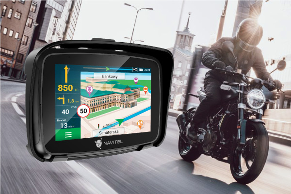 Motoros egy úton GPS-szel, amely irányokat mutat.