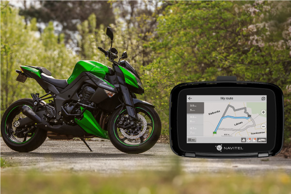 Zöld motorkerékpár és egy GPS-készülék útvonal térképpel.