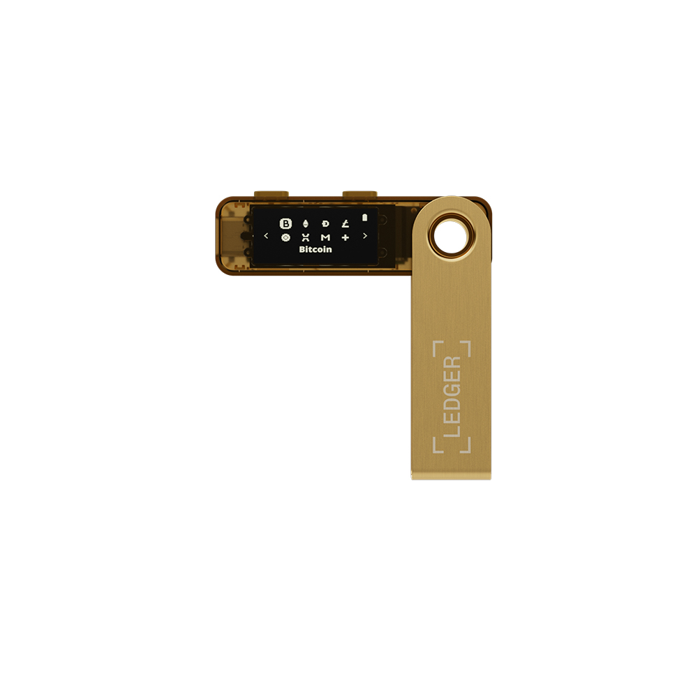 Altın bir Ledger Nano S kripto donanım cüzdanı. Ekran açık, Bitcoin bilgilerini gösteriyor.