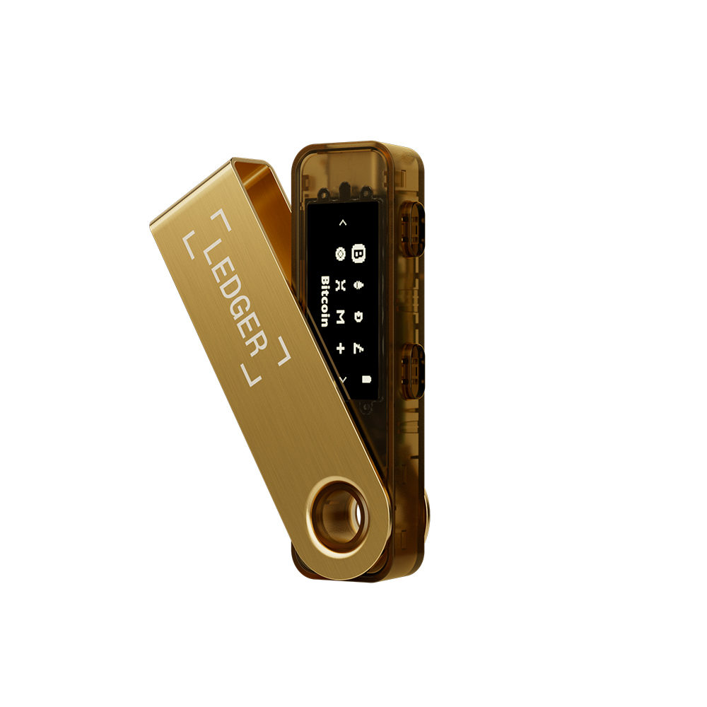 Altın renkli, ekranını göstermek için açık bir Ledger kripto cüzdanı, beyaz bir arka plan üzerinde.